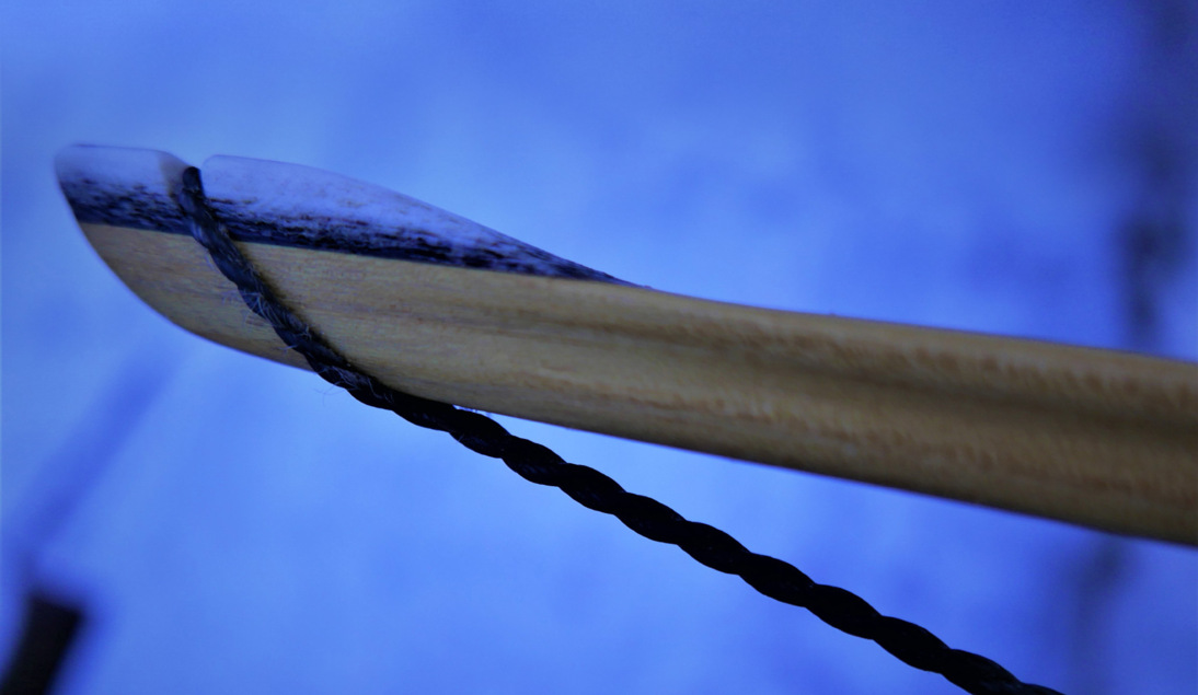 Bild auf dem eine Bogenspitze mit Schnee zu sehen ist